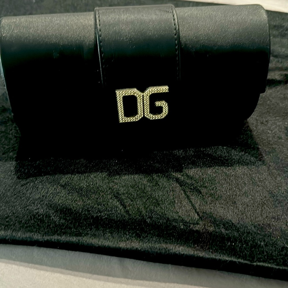 DG glass case